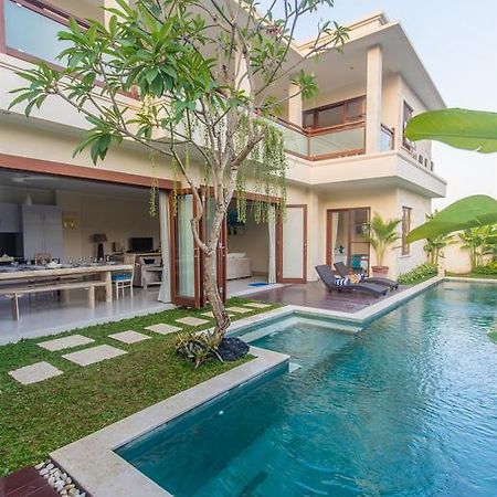 Villa Tepi Sungai Legian Szoba fotó